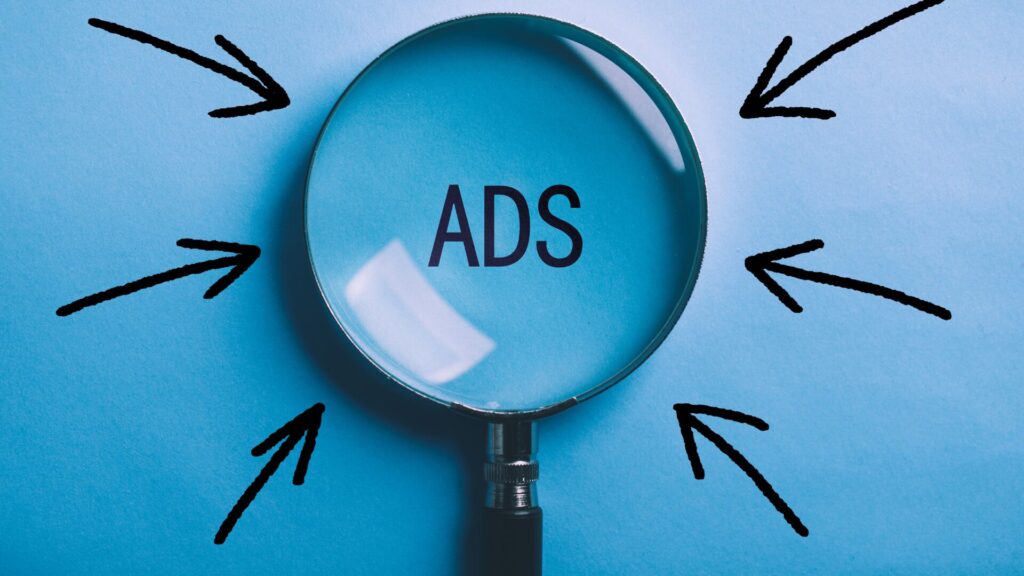 Meta Ads lente di ingrandimento con focus ads su pannello blu